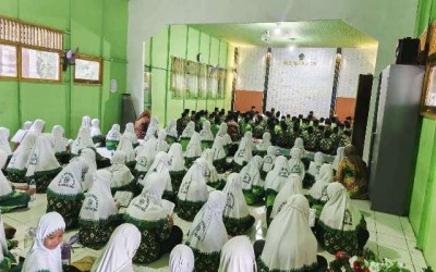 Khidmat, Warga MIN 22 HSU Laksanakan Pembacaan Surah Yaasin di Hari Arba' Mustamir