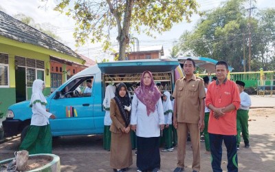 Perpustakaan Keliling Dispersip Kunjungi MIN 22 HSU