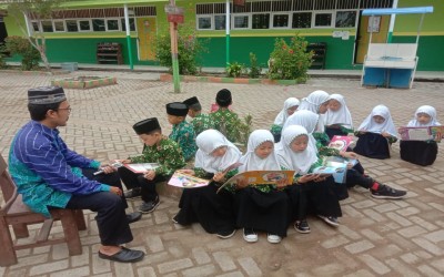Cari Suasana Baru, Siswa Belajar di Luar Kelas